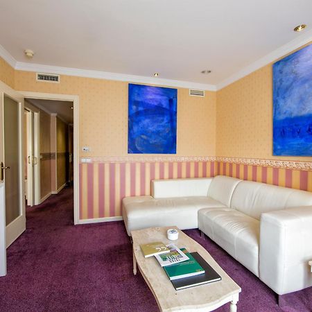 ยูโรสตาร์ อรากวานีย์ Hotel ซานติอาโก เด กอมโปสเตลา ห้อง รูปภาพ A suite at the hotel