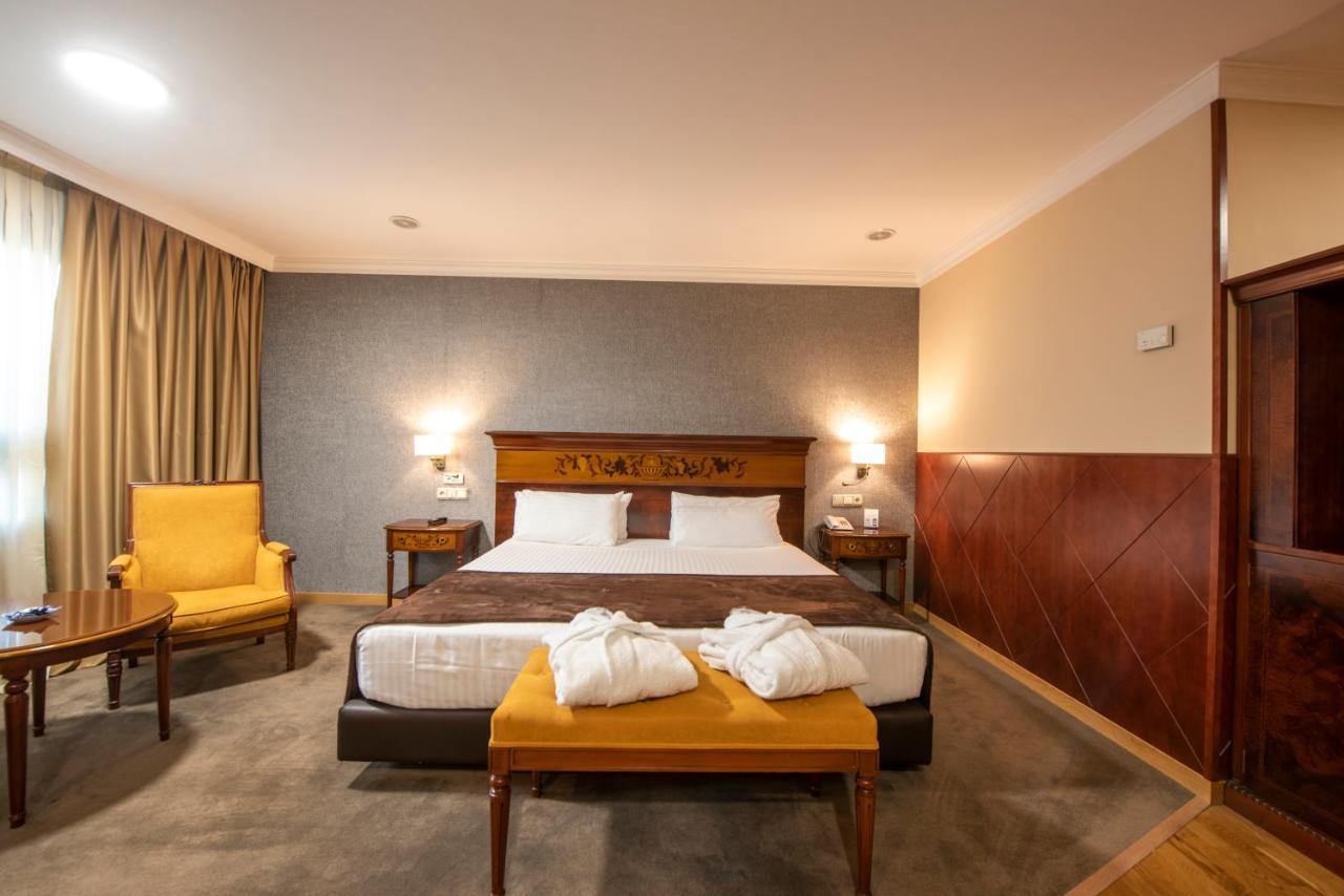 ยูโรสตาร์ อรากวานีย์ Hotel ซานติอาโก เด กอมโปสเตลา ภายนอก รูปภาพ A room at the hotel