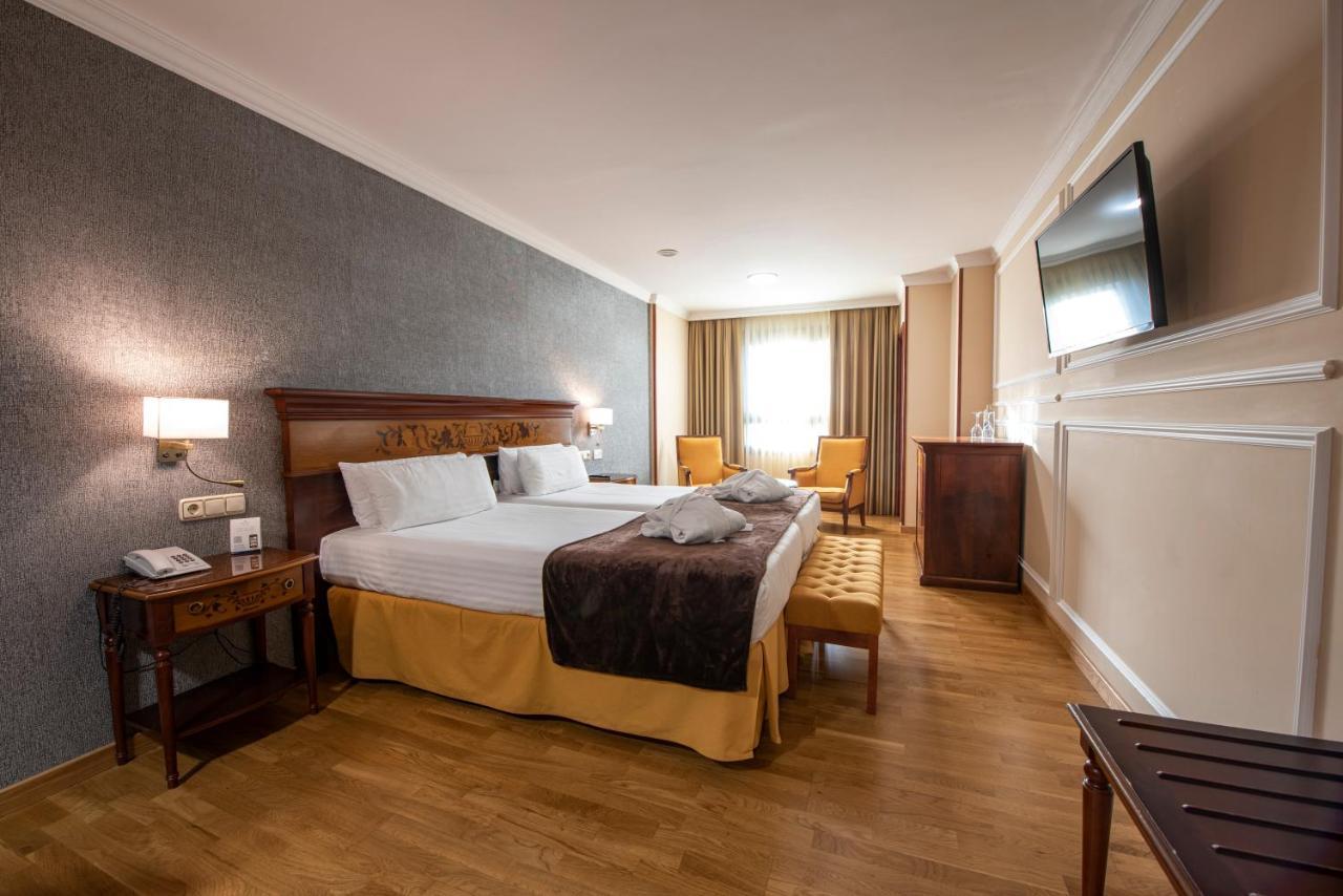 ยูโรสตาร์ อรากวานีย์ Hotel ซานติอาโก เด กอมโปสเตลา ภายนอก รูปภาพ A room at the hotel