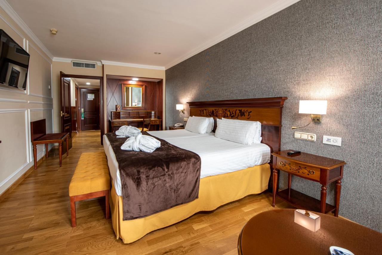 ยูโรสตาร์ อรากวานีย์ Hotel ซานติอาโก เด กอมโปสเตลา ภายนอก รูปภาพ A room at the Hotel San Cristóbal