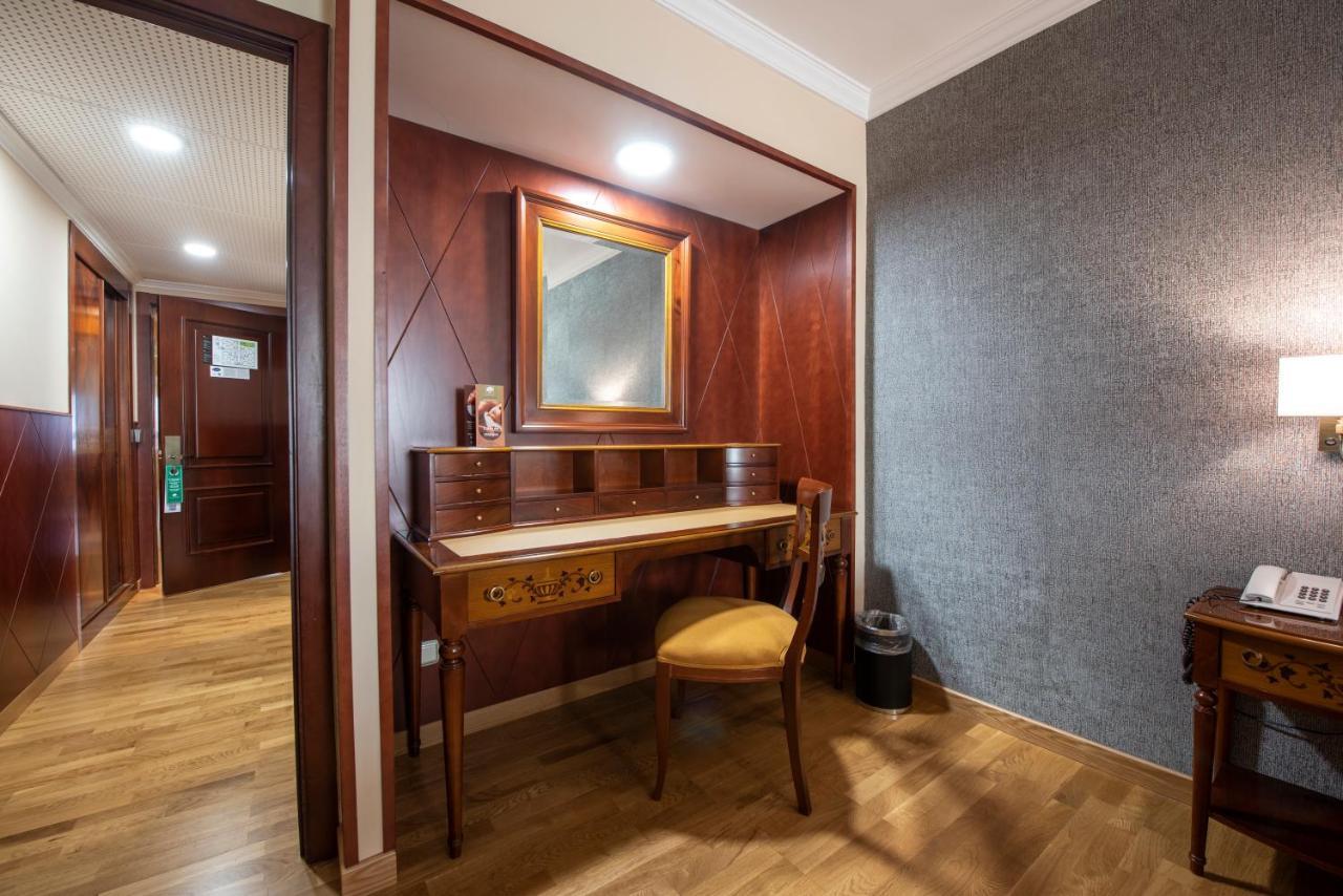 ยูโรสตาร์ อรากวานีย์ Hotel ซานติอาโก เด กอมโปสเตลา ภายนอก รูปภาพ A dressing table