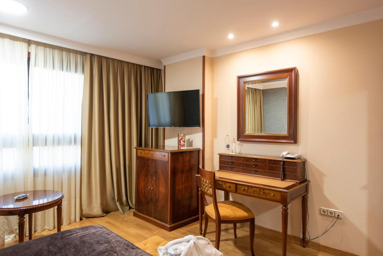 ยูโรสตาร์ อรากวานีย์ Hotel ซานติอาโก เด กอมโปสเตลา ภายนอก รูปภาพ A dressing table