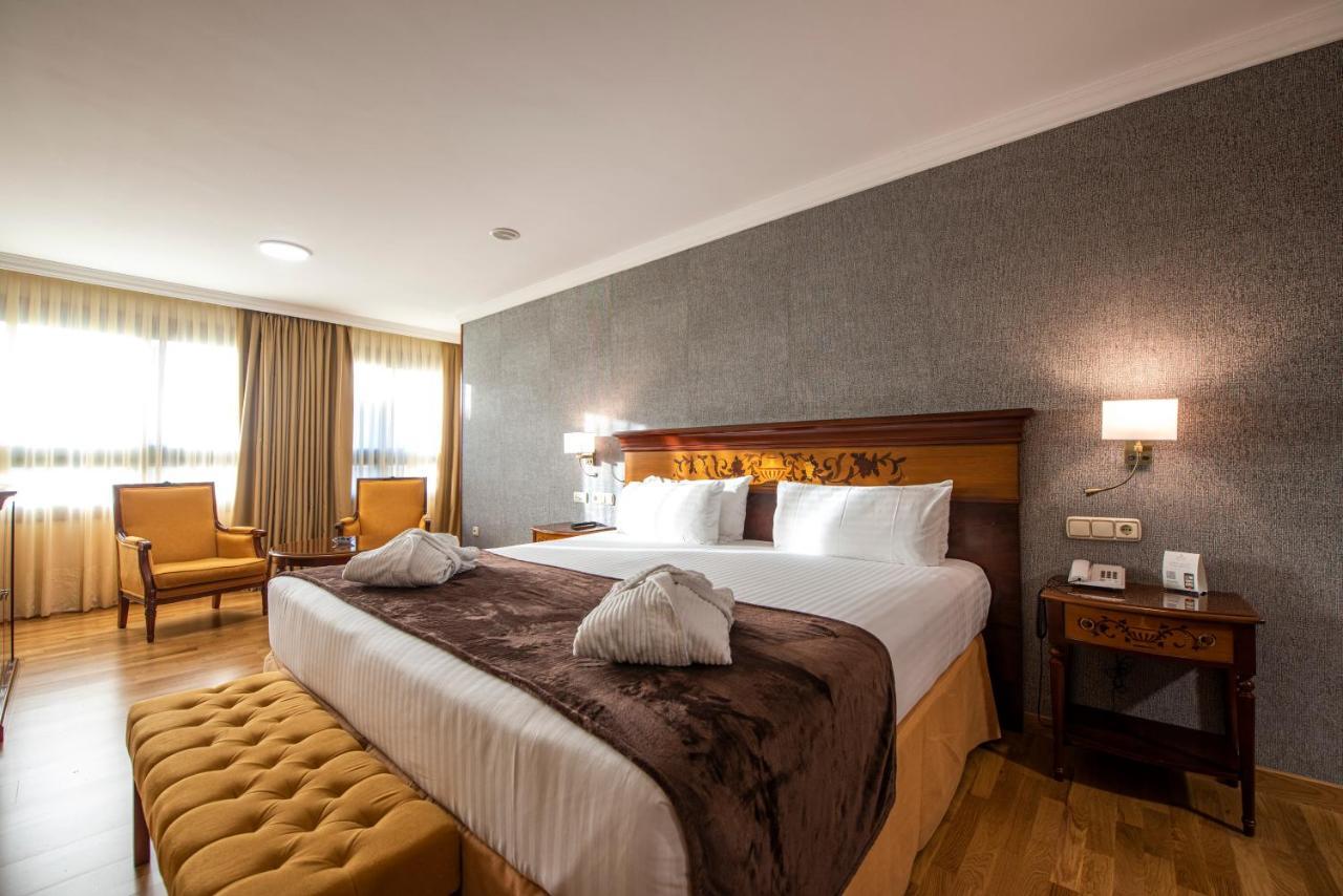 ยูโรสตาร์ อรากวานีย์ Hotel ซานติอาโก เด กอมโปสเตลา ภายนอก รูปภาพ A bedroom at the hotel
