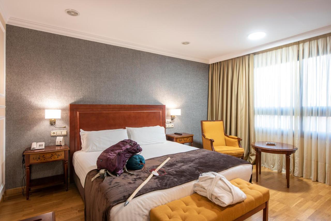 ยูโรสตาร์ อรากวานีย์ Hotel ซานติอาโก เด กอมโปสเตลา ภายนอก รูปภาพ A room at the hotel