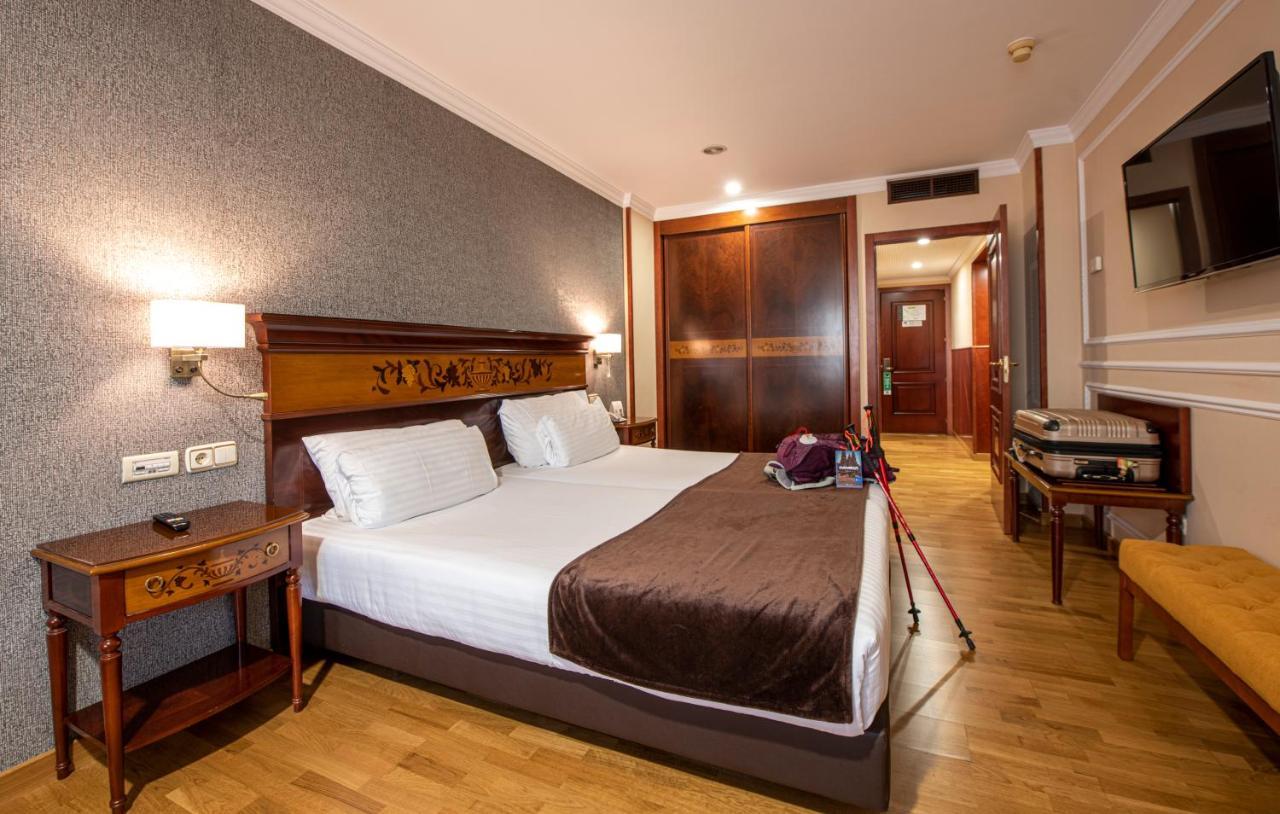 ยูโรสตาร์ อรากวานีย์ Hotel ซานติอาโก เด กอมโปสเตลา ภายนอก รูปภาพ A room at Hotel Colón