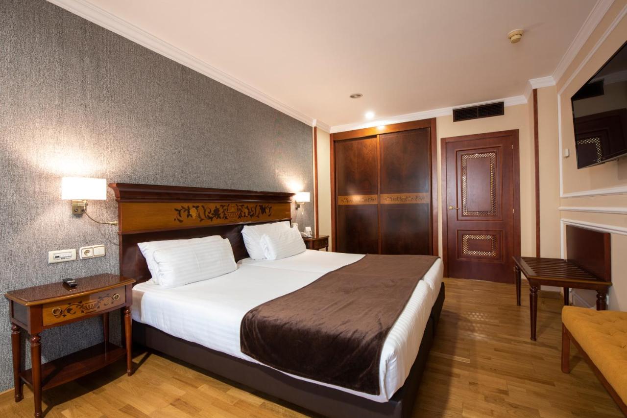 ยูโรสตาร์ อรากวานีย์ Hotel ซานติอาโก เด กอมโปสเตลา ภายนอก รูปภาพ A bedroom in a hotel