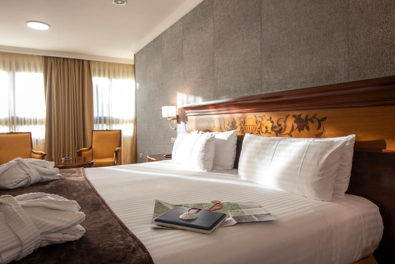 ยูโรสตาร์ อรากวานีย์ Hotel ซานติอาโก เด กอมโปสเตลา ภายนอก รูปภาพ A room at the hotel