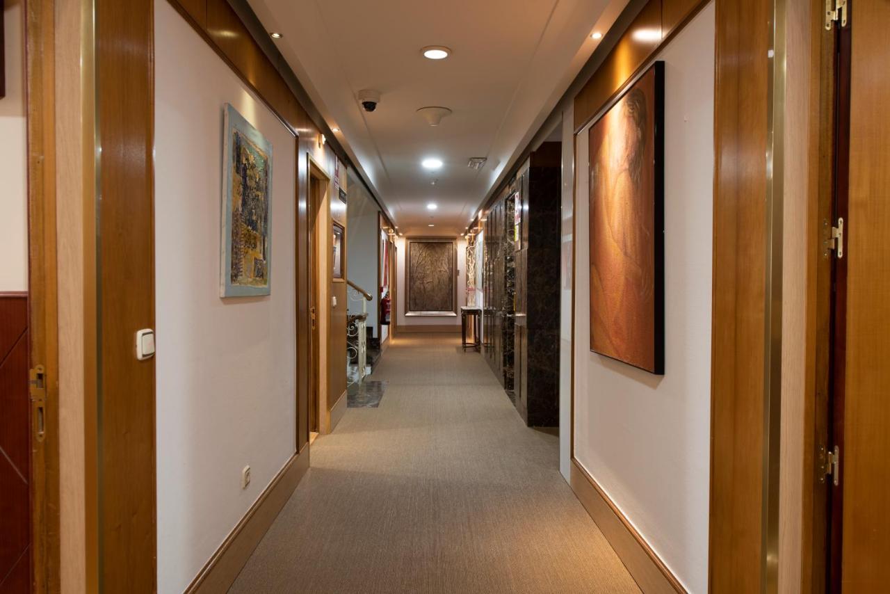 ยูโรสตาร์ อรากวานีย์ Hotel ซานติอาโก เด กอมโปสเตลา ภายนอก รูปภาพ A corridor in a hotel