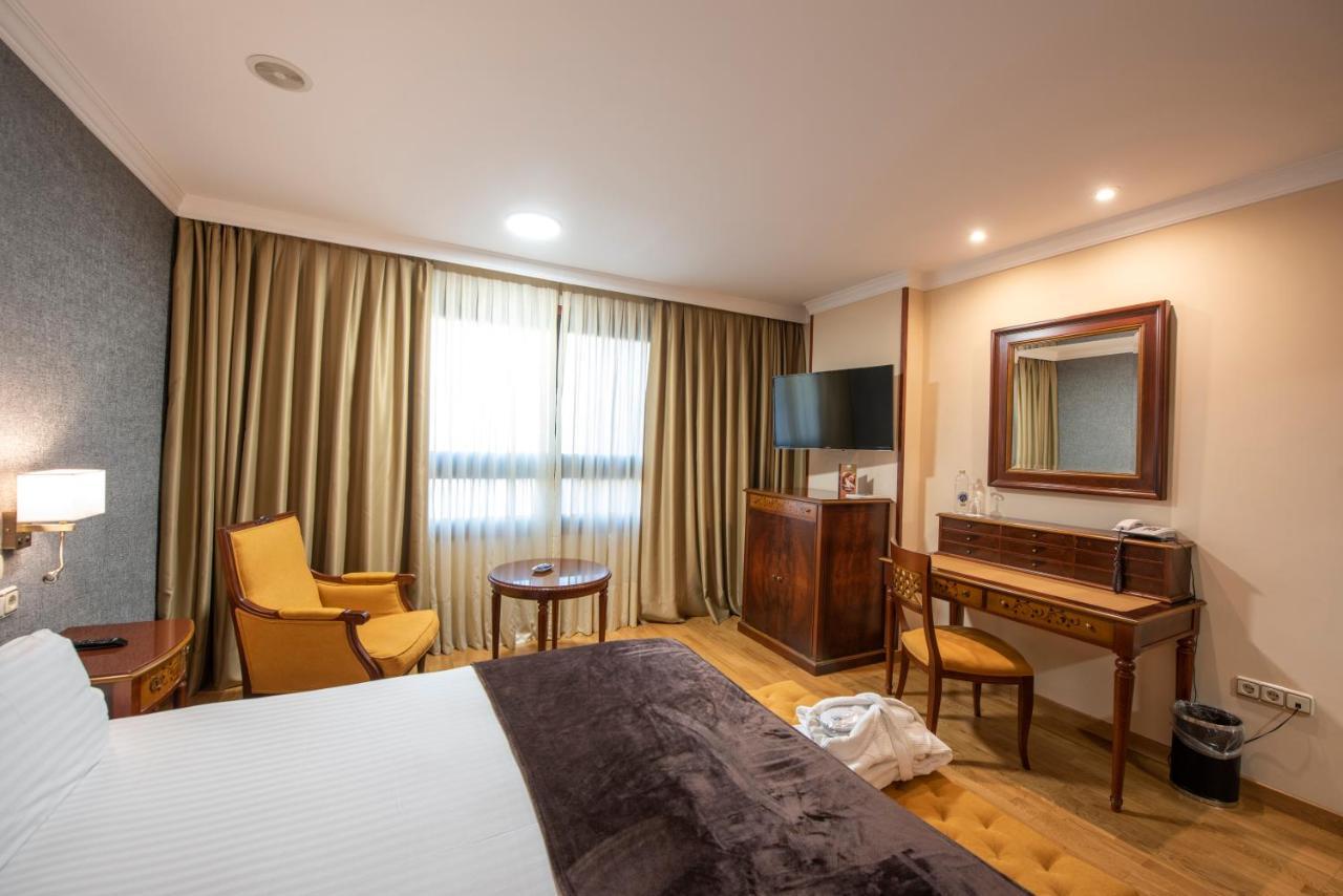 ยูโรสตาร์ อรากวานีย์ Hotel ซานติอาโก เด กอมโปสเตลา ภายนอก รูปภาพ A room at the hotel