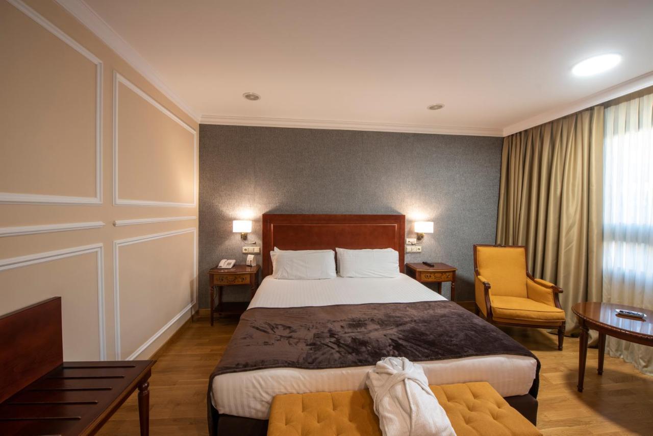 ยูโรสตาร์ อรากวานีย์ Hotel ซานติอาโก เด กอมโปสเตลา ภายนอก รูปภาพ A room at the hotel