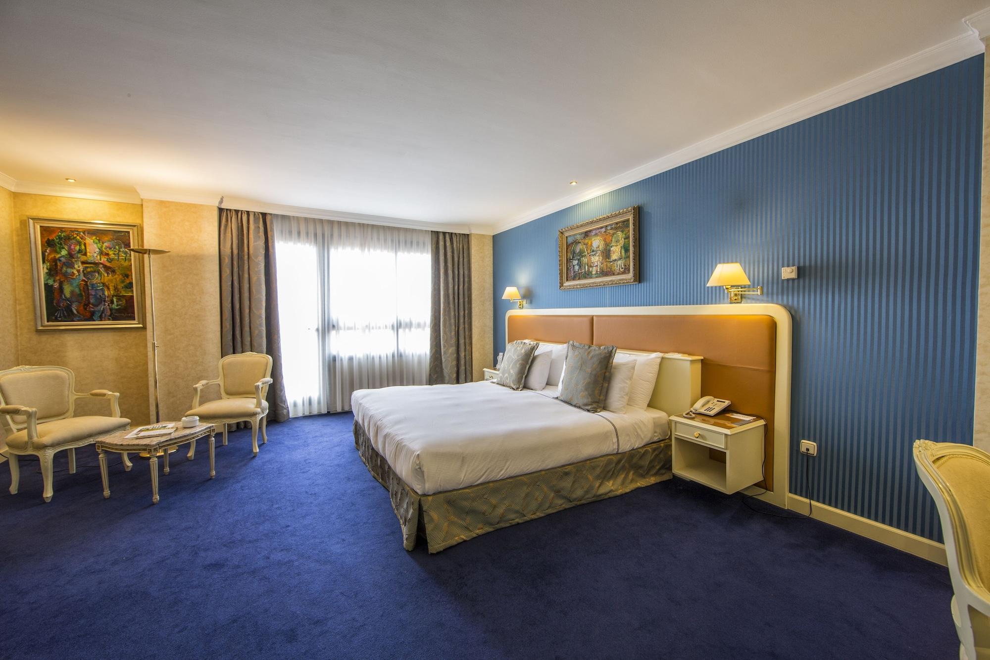 ยูโรสตาร์ อรากวานีย์ Hotel ซานติอาโก เด กอมโปสเตลา ภายนอก รูปภาพ A room at the hotel