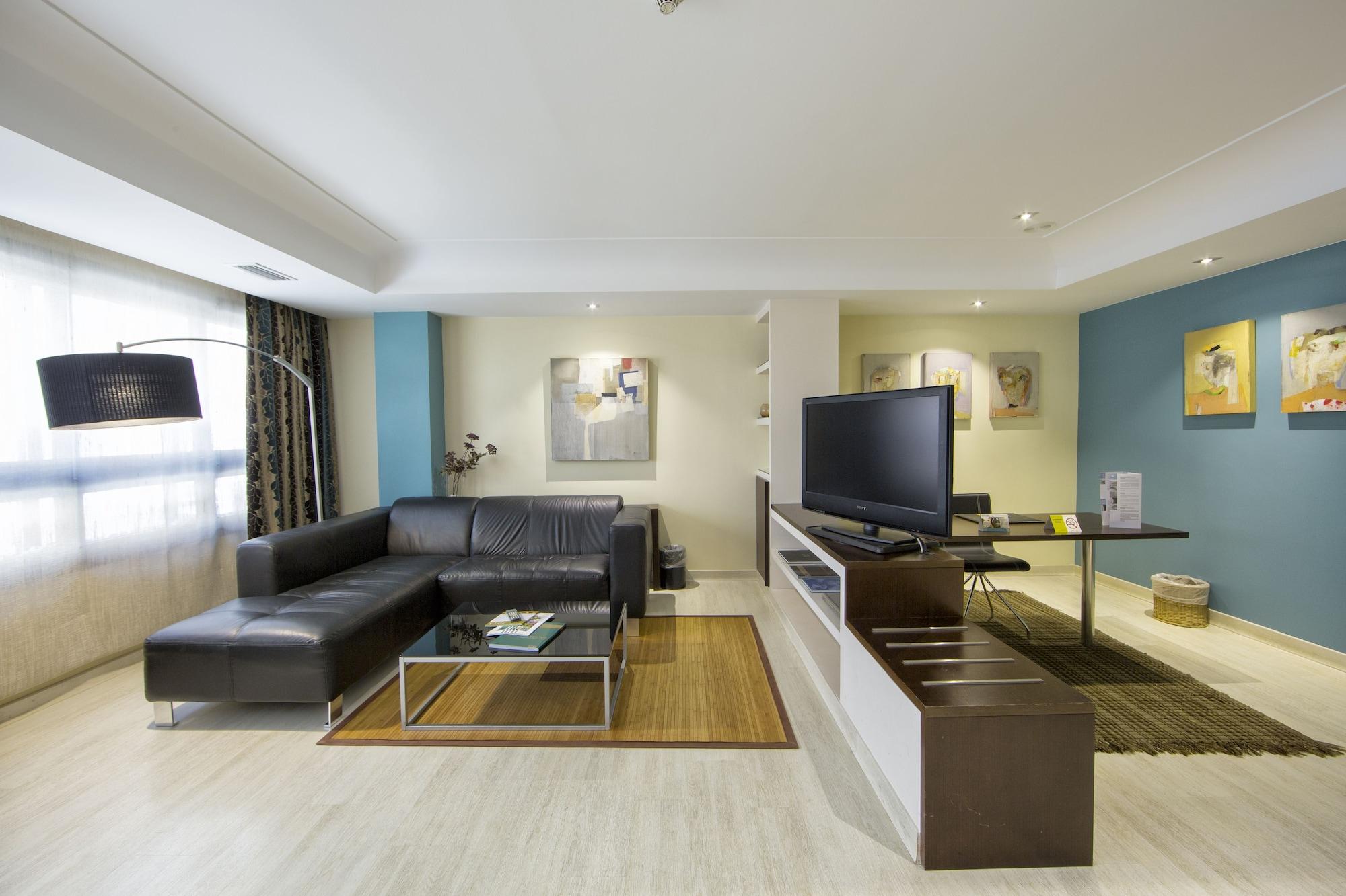 ยูโรสตาร์ อรากวานีย์ Hotel ซานติอาโก เด กอมโปสเตลา ภายนอก รูปภาพ A typical living room in a serviced apartment