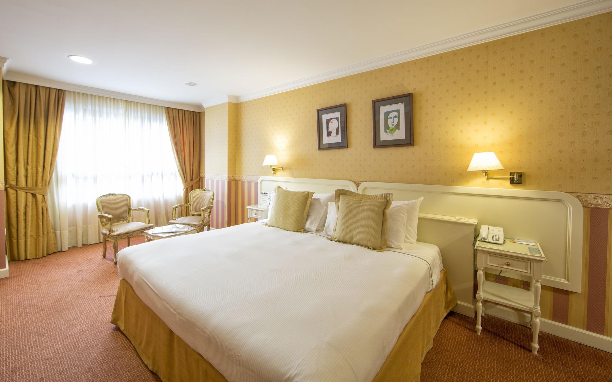 ยูโรสตาร์ อรากวานีย์ Hotel ซานติอาโก เด กอมโปสเตลา ภายนอก รูปภาพ A room at the hotel