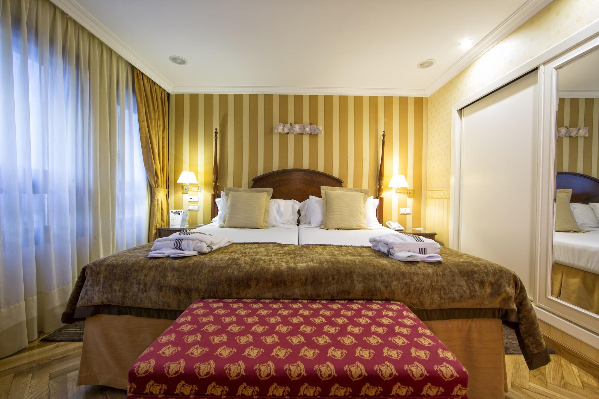 ยูโรสตาร์ อรากวานีย์ Hotel ซานติอาโก เด กอมโปสเตลา ภายนอก รูปภาพ A bedroom at the hotel