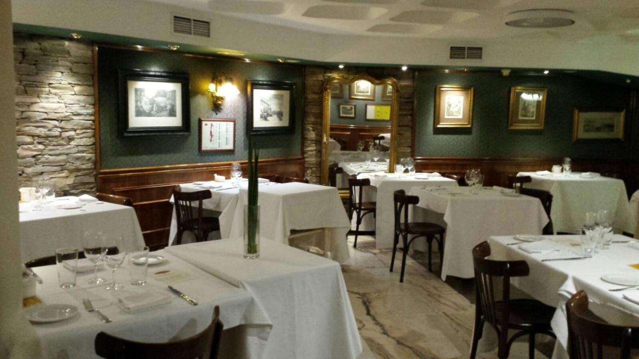 ยูโรสตาร์ อรากวานีย์ Hotel ซานติอาโก เด กอมโปสเตลา ภายนอก รูปภาพ Interior of the restaurant