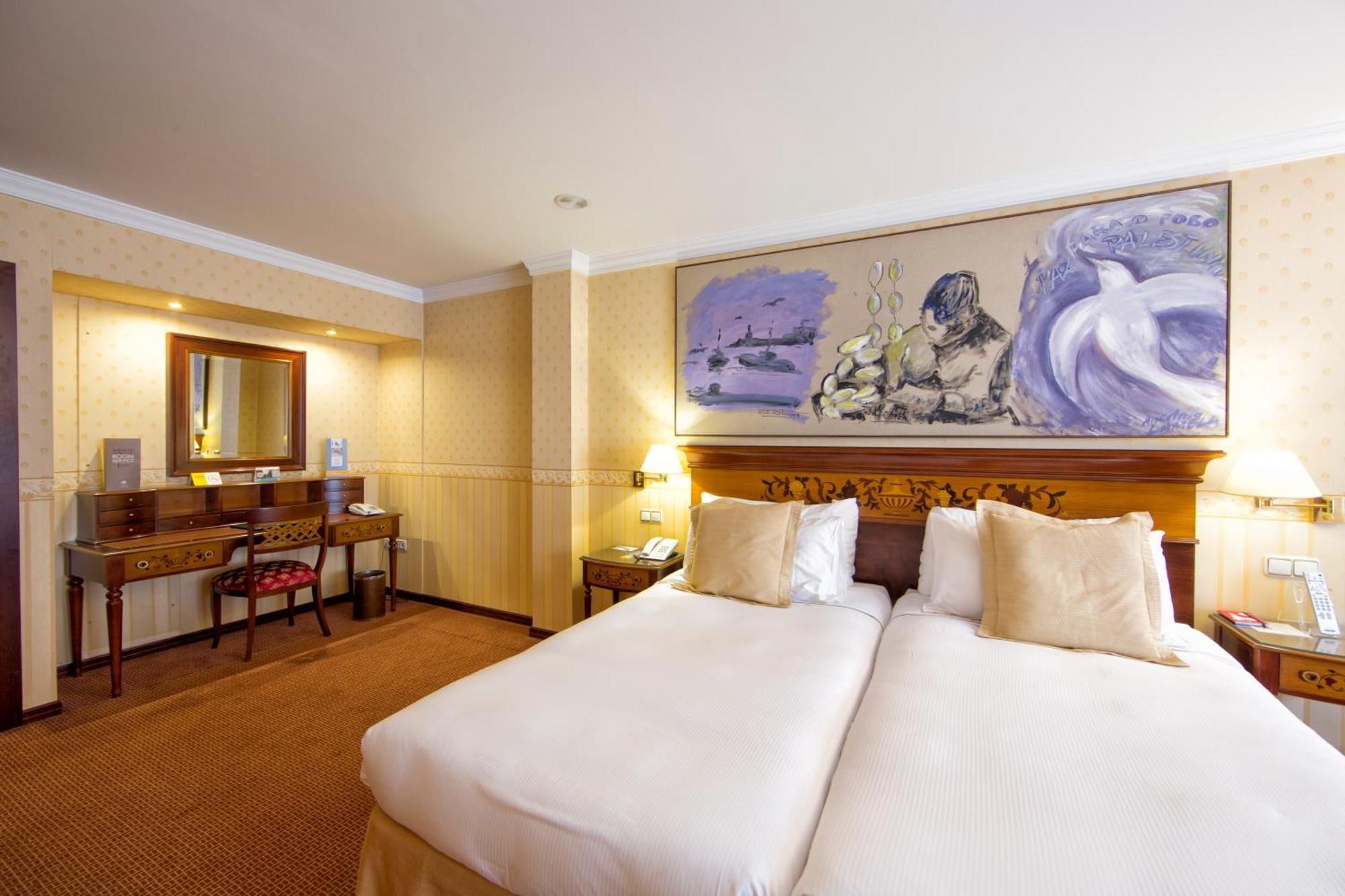 ยูโรสตาร์ อรากวานีย์ Hotel ซานติอาโก เด กอมโปสเตลา ห้อง รูปภาพ A room at the hotel