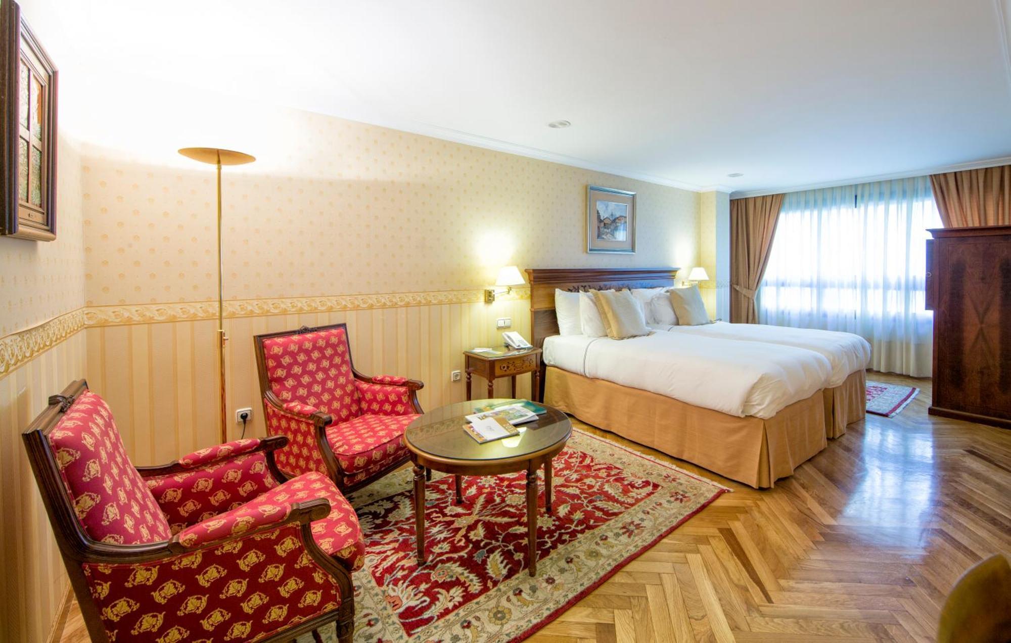 ยูโรสตาร์ อรากวานีย์ Hotel ซานติอาโก เด กอมโปสเตลา ห้อง รูปภาพ A room at the hotel