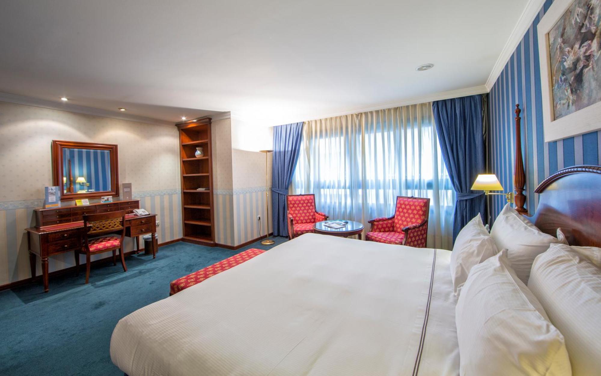 ยูโรสตาร์ อรากวานีย์ Hotel ซานติอาโก เด กอมโปสเตลา ห้อง รูปภาพ A room at the hotel