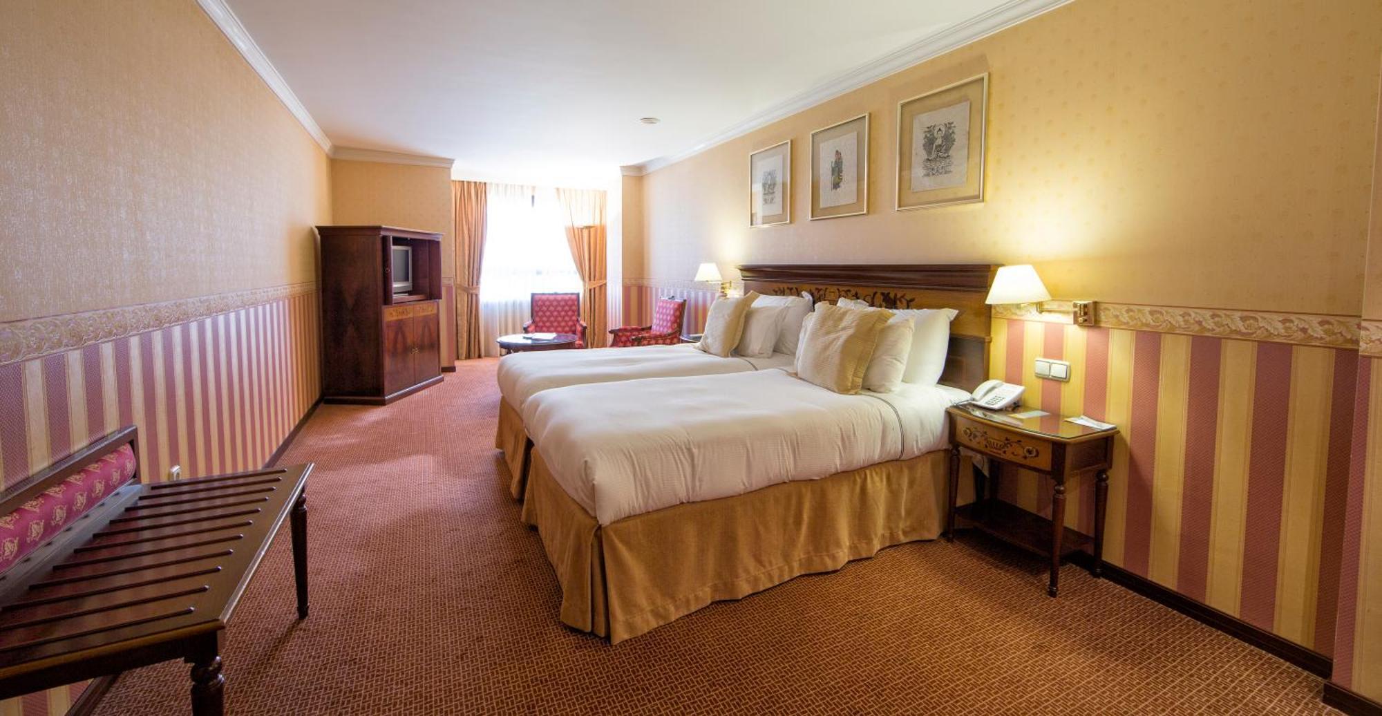 ยูโรสตาร์ อรากวานีย์ Hotel ซานติอาโก เด กอมโปสเตลา ห้อง รูปภาพ A room at the hotel