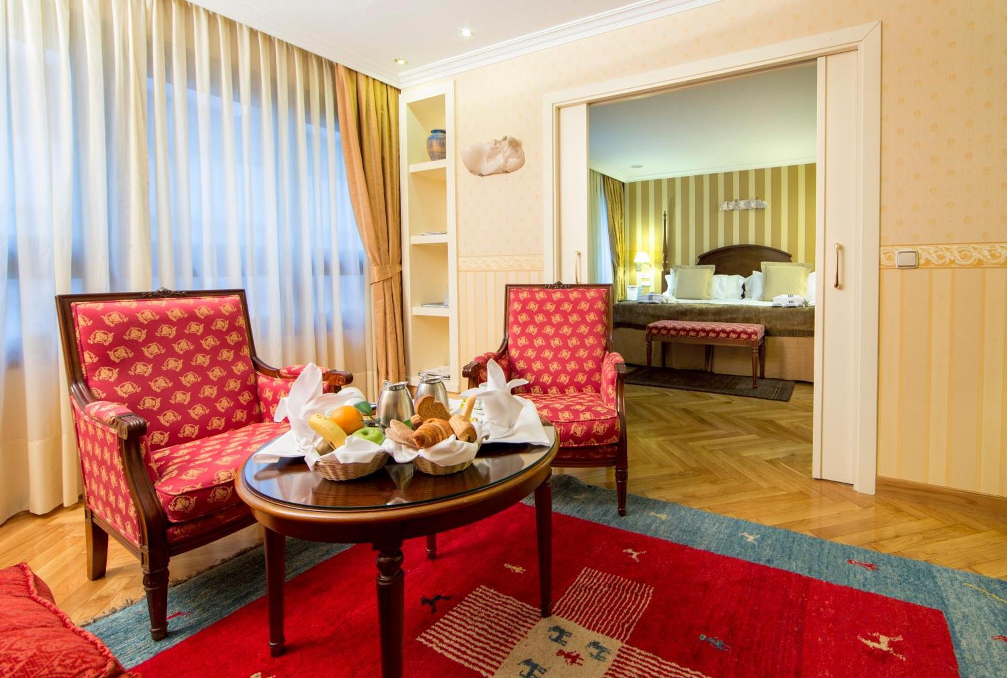 ยูโรสตาร์ อรากวานีย์ Hotel ซานติอาโก เด กอมโปสเตลา ห้อง รูปภาพ A suite at the Hotel de France